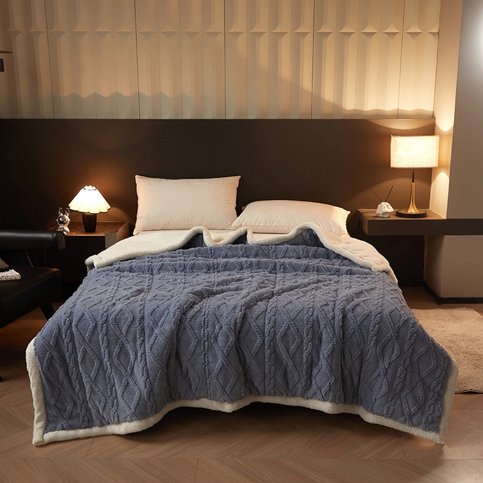 91家纺网 家纺一手货源 找家纺 澳梵家居 2024新款三层夹棉加厚塔肤绒毛毯-场景二 柔雾蓝-白