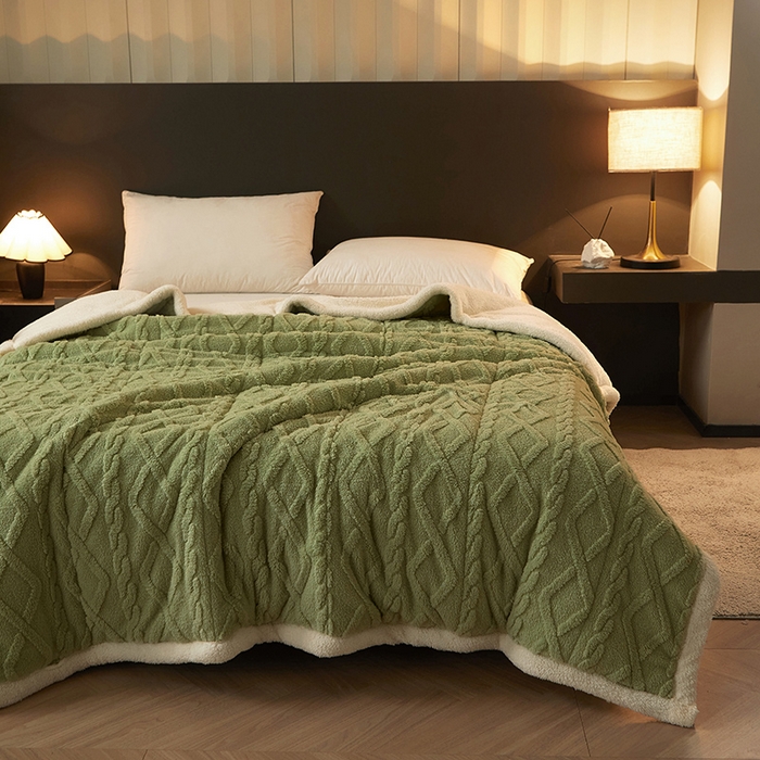 91家纺网 家纺一手货源 找家纺 澳梵家居 2024新款三层夹棉加厚塔肤绒毛毯-场景二 草绿-白