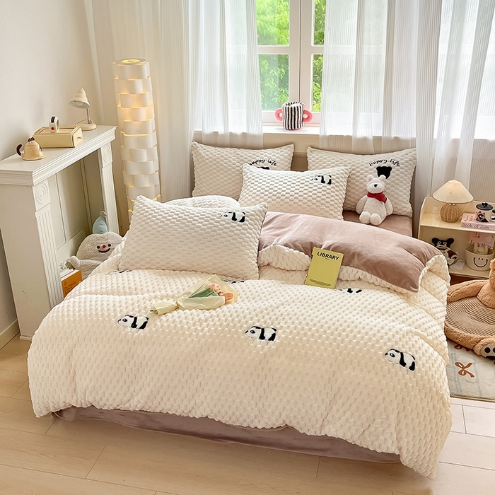 91家纺网 家纺一手货源 找家纺 澳梵家居 2024新款小清新豆豆绒牛奶绒毛巾绣四件套 小熊猫-卡其