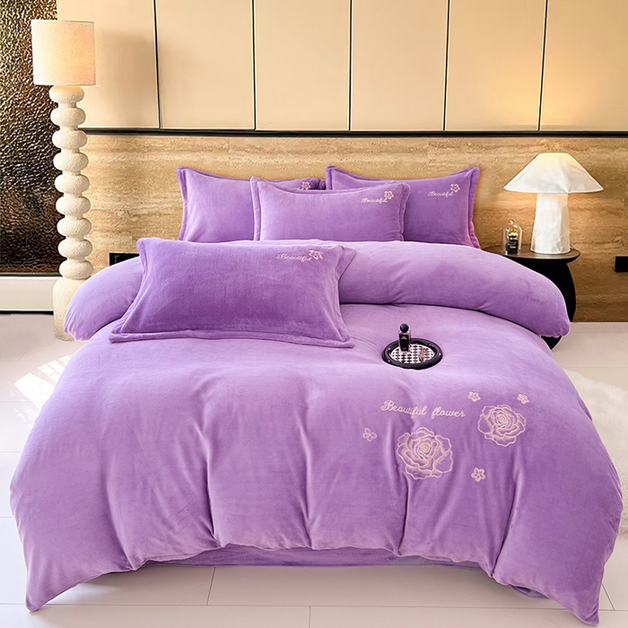91家纺网 家纺一手货源 找家纺 梦舒羽 2025新款200克刺绣牛奶绒四件套珊瑚绒雪花绒床单款套件 玫瑰花园-紫