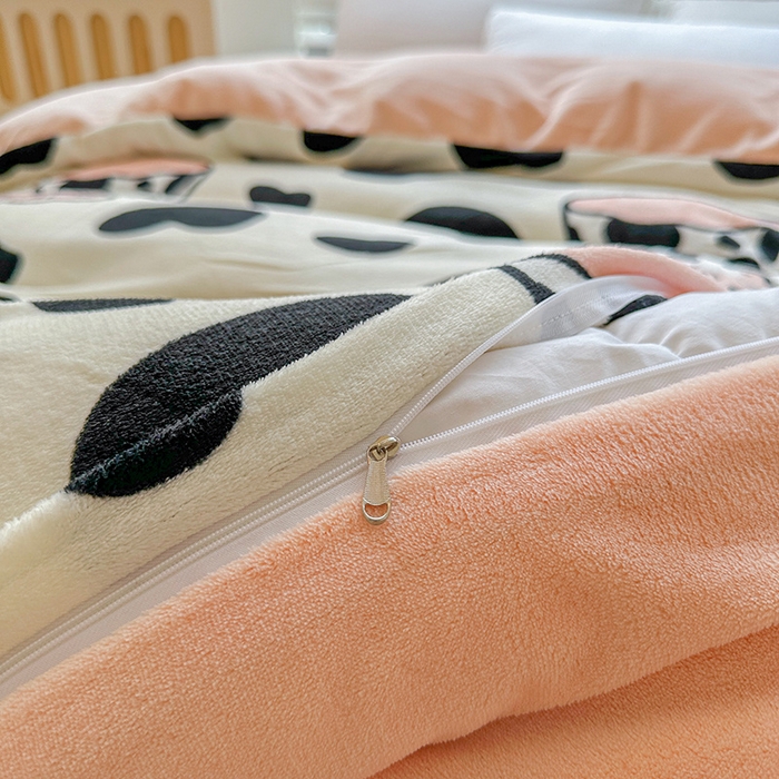 91家纺网 家纺一手货源 找家纺 卡普 2026新款牛奶绒印花四件套 奶牛杯