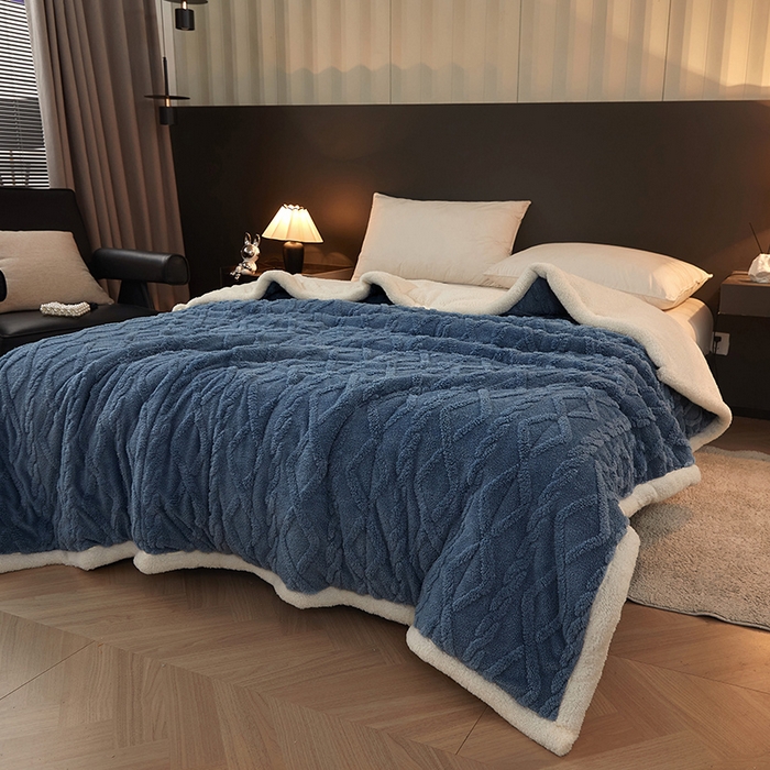 91家纺网 家纺一手货源 找家纺 澳梵家居 2024新款三层夹棉加厚塔肤绒毛毯-场景二 雾霾蓝-白