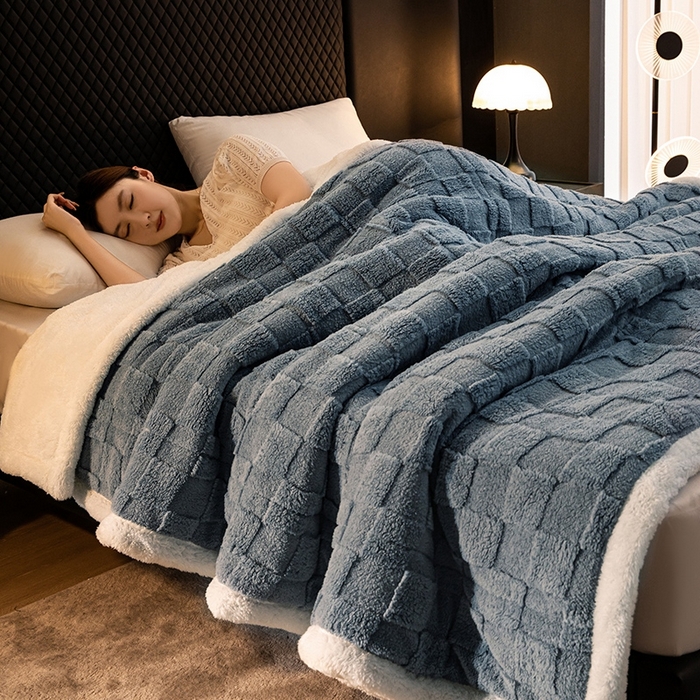 91家纺网 家纺一手货源 找家纺 澳梵家居 2024新款三层夹棉加厚塔肤绒毛毯-场景二 方格灰-白