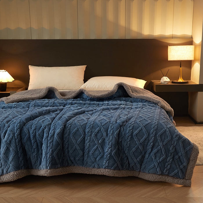 91家纺网 家纺一手货源 找家纺 （总）澳梵家居 2024新款三层夹棉加厚塔肤绒毛毯-场景二