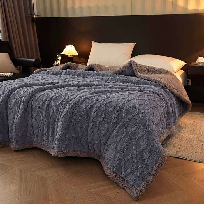 91家纺网 家纺一手货源 找家纺 澳梵家居 2024新款三层夹棉加厚塔肤绒毛毯-场景二 柔雾蓝-灰