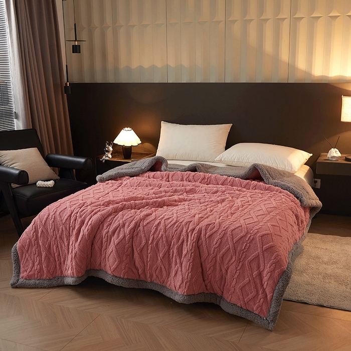 91家纺网 家纺一手货源 找家纺 澳梵家居 2024新款三层夹棉加厚塔肤绒毛毯-场景二 苏梅-灰