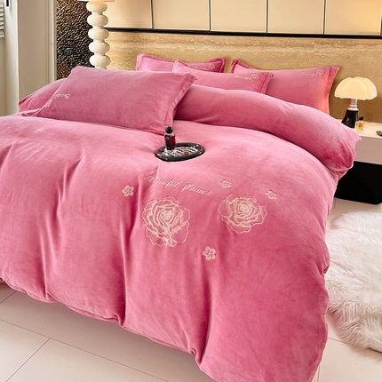 91家纺网 家纺一手货源 找家纺 （总）梦舒羽 2025新款200克刺绣牛奶绒四件套珊瑚绒雪花绒床单款套件