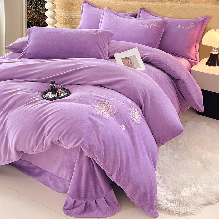 91家纺网 家纺一手货源 找家纺 梦舒羽 2025新款200克刺绣牛奶绒四件套珊瑚绒雪花绒床单款套件 玫瑰花园-紫