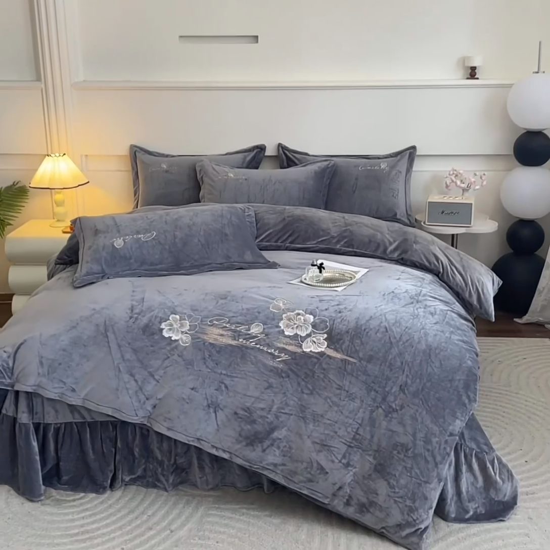 91家纺网 家纺一手货源 找家纺 2024新款母婴级花边床单款婴儿绒刺绣四件套 长相思-高级灰