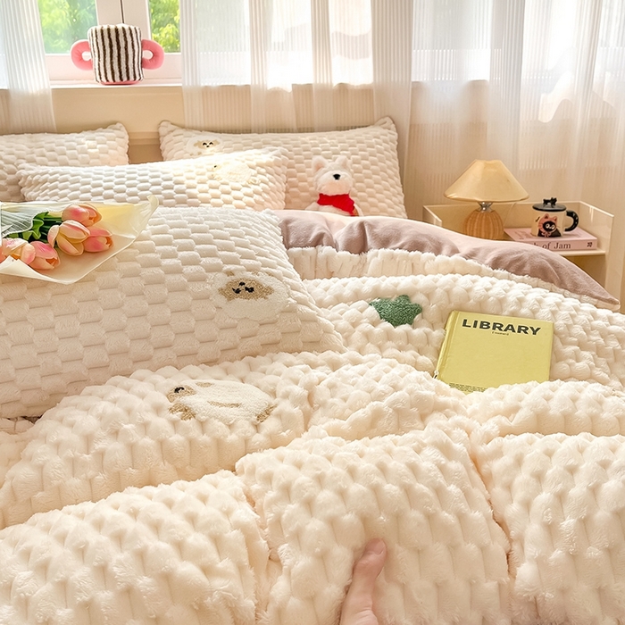 91家纺网 家纺一手货源 找家纺 澳梵家居 2024新款小清新豆豆绒牛奶绒毛巾绣四件套 小羊快跑-卡其