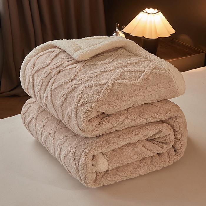 91家纺网 家纺一手货源 找家纺 澳梵家居 2024新款三层夹棉加厚塔肤绒毛毯-场景二 卡其白