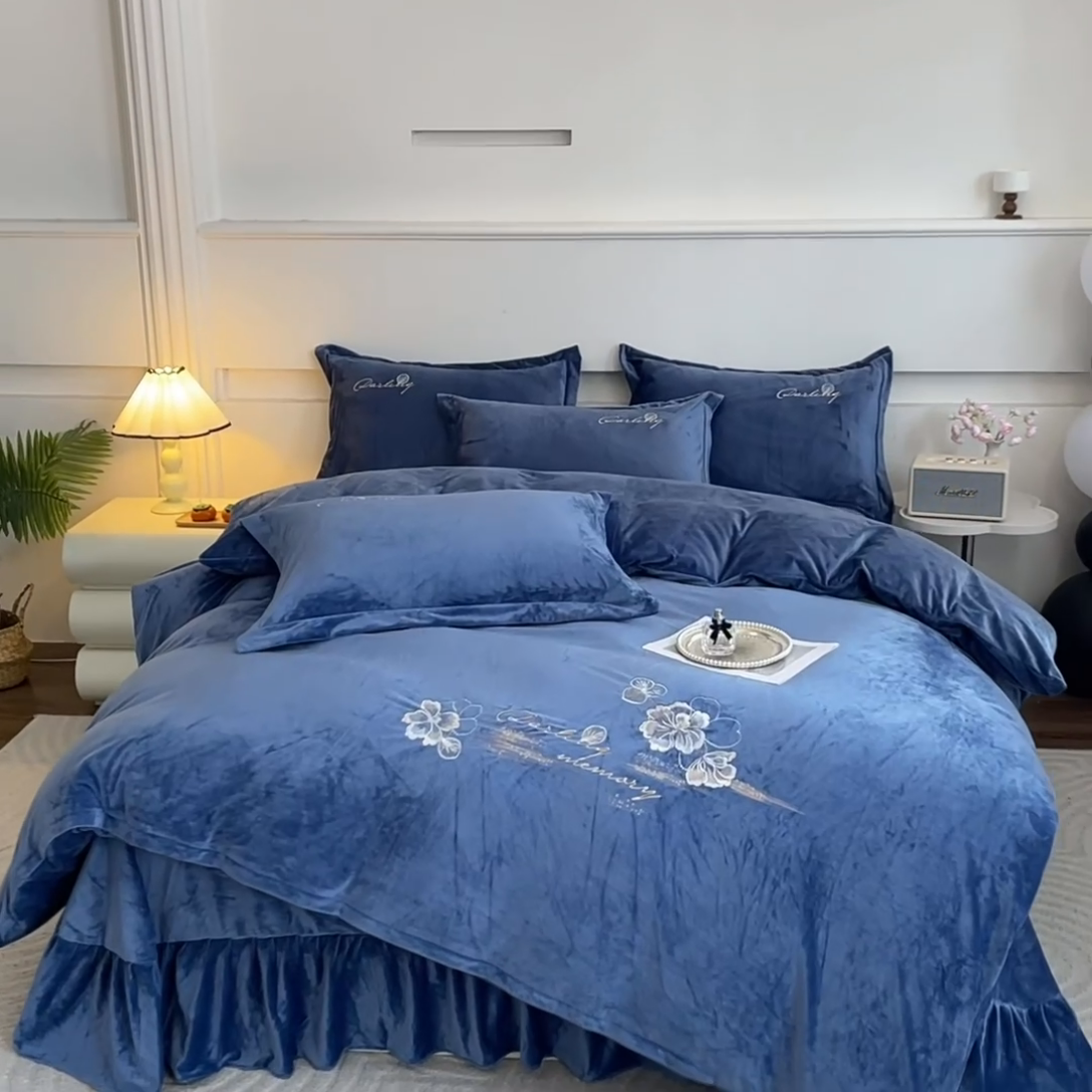 91家纺网 家纺一手货源 找家纺 2024新款母婴级花边床单款婴儿绒刺绣四件套 长相思-宾利蓝