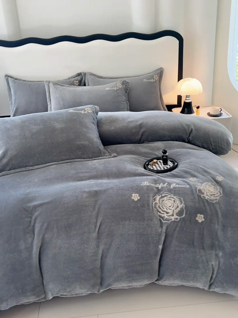 91家纺网 家纺一手货源 找家纺 梦舒羽 2025新款200克刺绣牛奶绒四件套珊瑚绒雪花绒床单款套件 玫瑰花园-灰