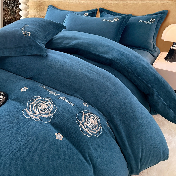 91家纺网 家纺一手货源 找家纺 梦舒羽 2025新款200克刺绣牛奶绒四件套珊瑚绒雪花绒床单款套件 玫瑰花园-蓝