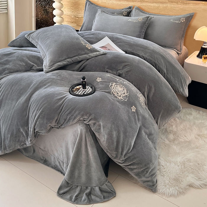 91家纺网 家纺一手货源 找家纺 梦舒羽 2025新款200克刺绣牛奶绒四件套珊瑚绒雪花绒床单款套件 玫瑰花园-灰