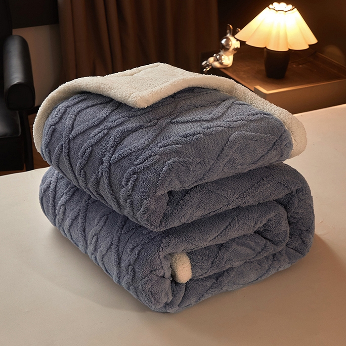 91家纺网 家纺一手货源 找家纺 澳梵家居 2024新款三层夹棉加厚塔肤绒毛毯-场景二 柔雾蓝-白