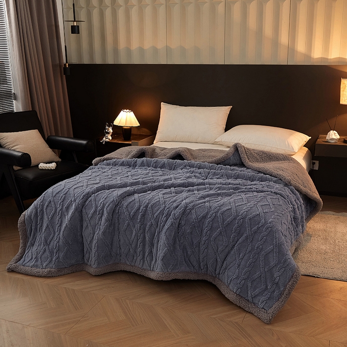 91家纺网 家纺一手货源 找家纺 澳梵家居 2024新款三层夹棉加厚塔肤绒毛毯-场景二 柔雾蓝-灰