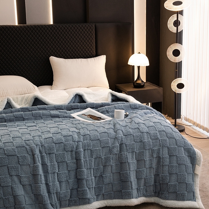 91家纺网 家纺一手货源 找家纺 澳梵家居 2024新款三层夹棉加厚塔肤绒毛毯-场景二 方格灰-白