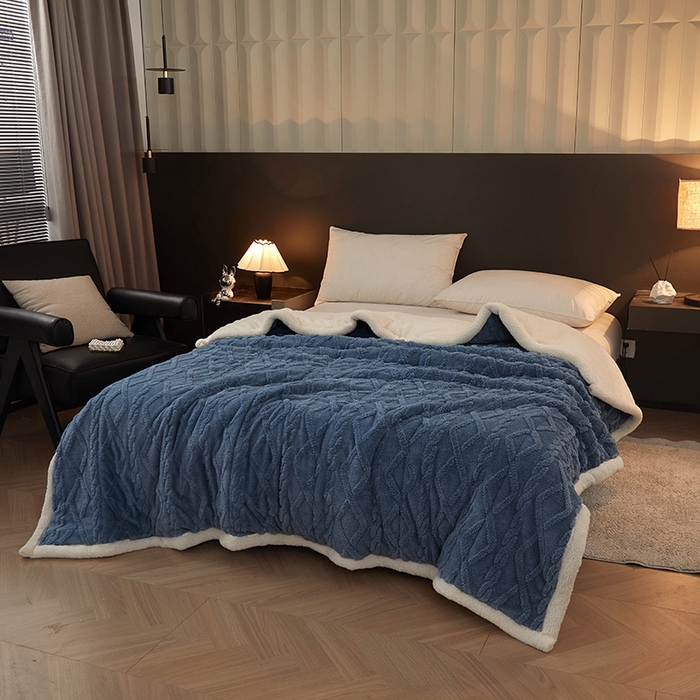 91家纺网 家纺一手货源 找家纺 澳梵家居 2024新款三层夹棉加厚塔肤绒毛毯-场景二 雾霾蓝-白