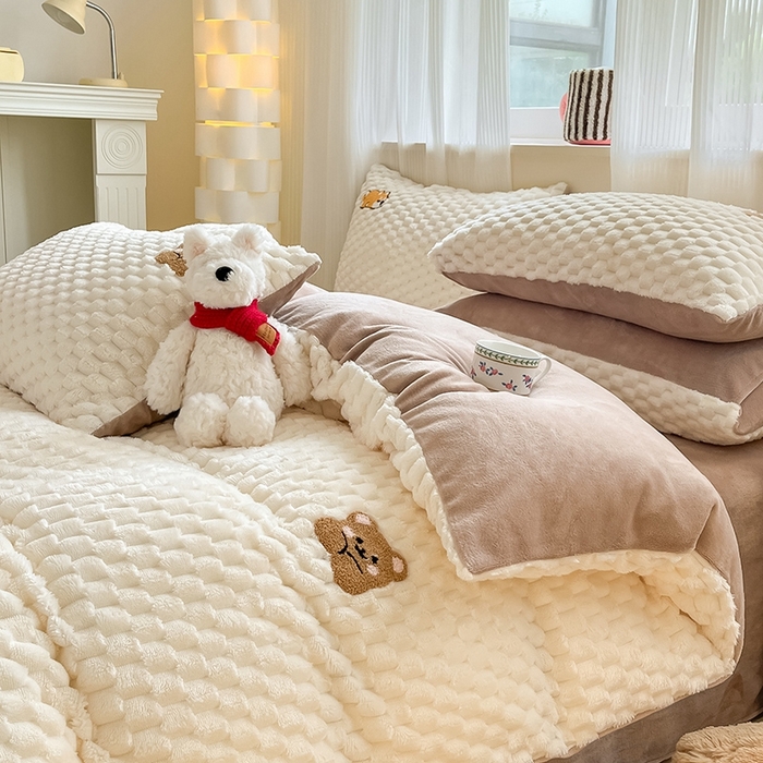 91家纺网 家纺一手货源 找家纺 澳梵家居 2024新款小清新豆豆绒牛奶绒毛巾绣四件套 趴趴熊-卡其