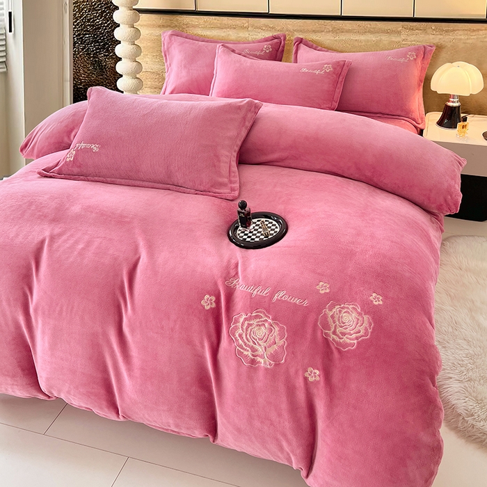 91家纺网 家纺一手货源 找家纺 梦舒羽 2025新款200克刺绣牛奶绒四件套珊瑚绒雪花绒床单款套件 玫瑰花园-粉