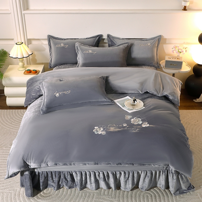 91家纺网 家纺一手货源 找家纺 2024新款母婴级花边床单款婴儿绒刺绣四件套 长相思-高级灰