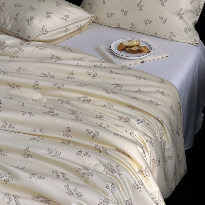 91家纺网 家纺一手货源 找家纺 汇庭 2024新品·雅棉春秋被系列--棚拍 小兔跳跳粉