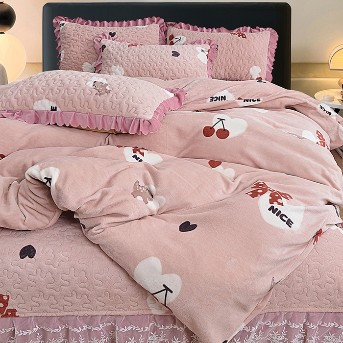 91家纺网 家纺一手货源 找家纺 2024新款亲肤牛奶绒夹棉床盖四件套 甜心