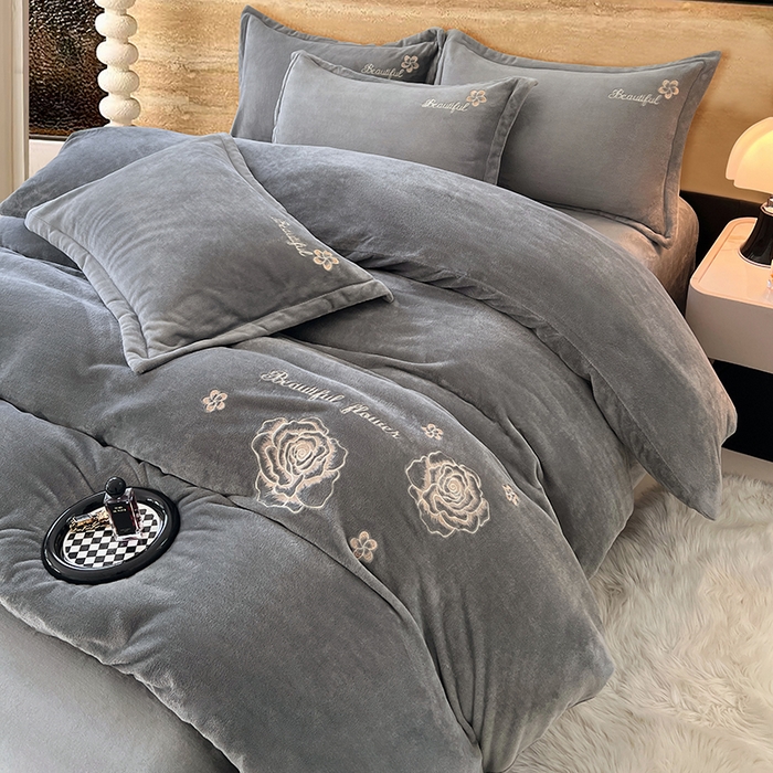 91家纺网 家纺一手货源 找家纺 梦舒羽 2025新款200克刺绣牛奶绒四件套珊瑚绒雪花绒床单款套件 玫瑰花园-灰