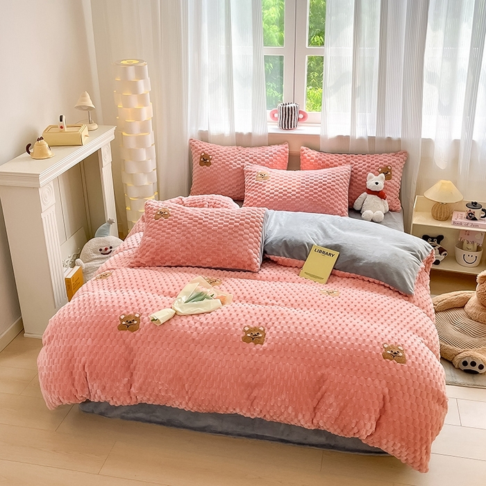 91家纺网 家纺一手货源 找家纺 澳梵家居 2024新款小清新豆豆绒牛奶绒毛巾绣四件套 趴趴熊-粉