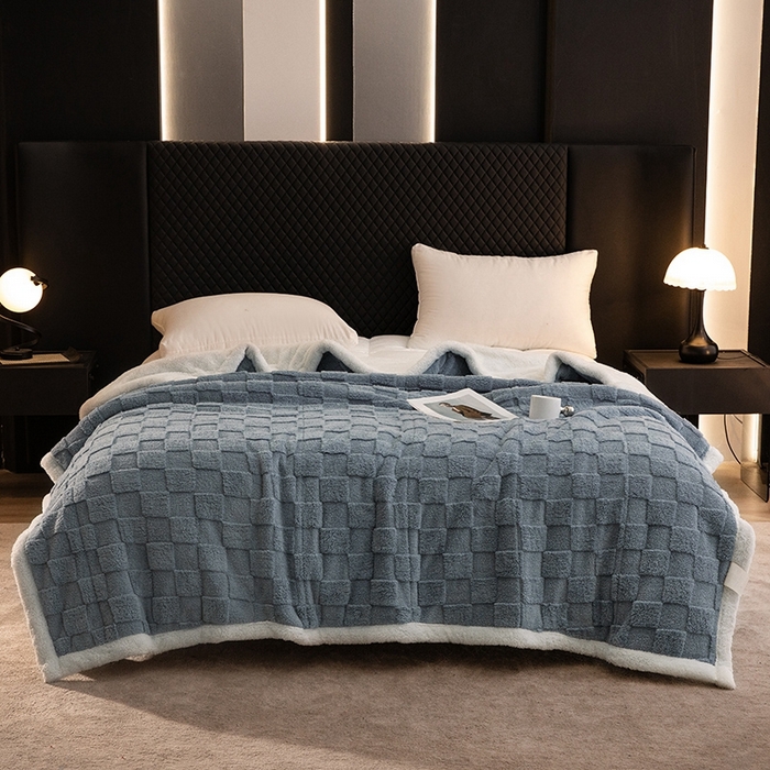 91家纺网 家纺一手货源 找家纺 澳梵家居 2024新款三层夹棉加厚塔肤绒毛毯-场景二 方格灰-白