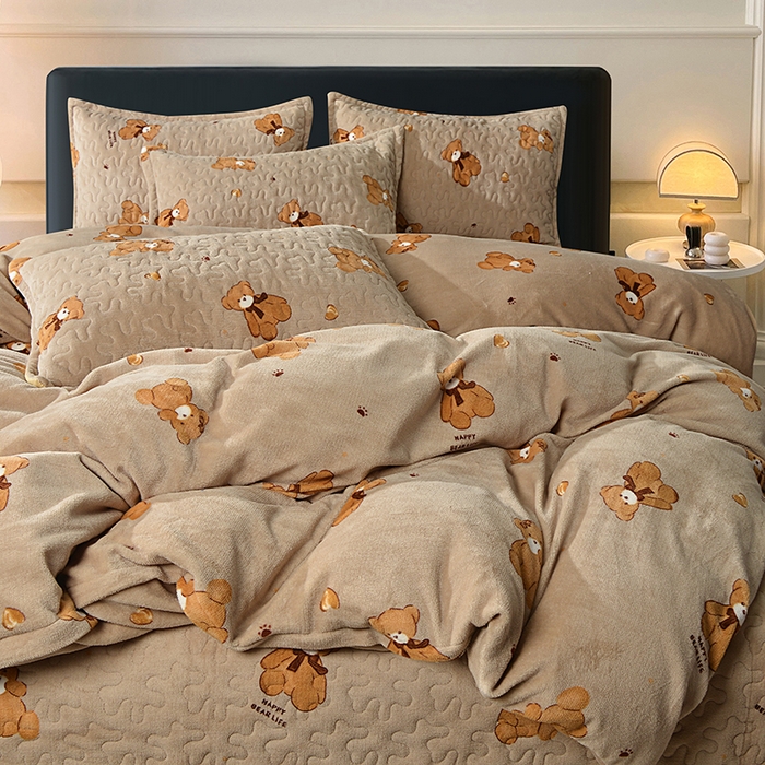 91家纺网 家纺一手货源 找家纺 2024新款亲肤牛奶绒夹棉床盖四件套 咖啡熊