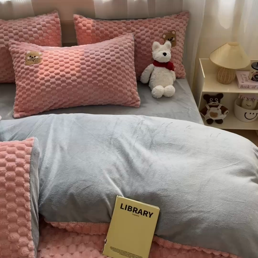 91家纺网 家纺一手货源 找家纺 澳梵家居 2024新款小清新豆豆绒牛奶绒毛巾绣四件套 趴趴熊-粉