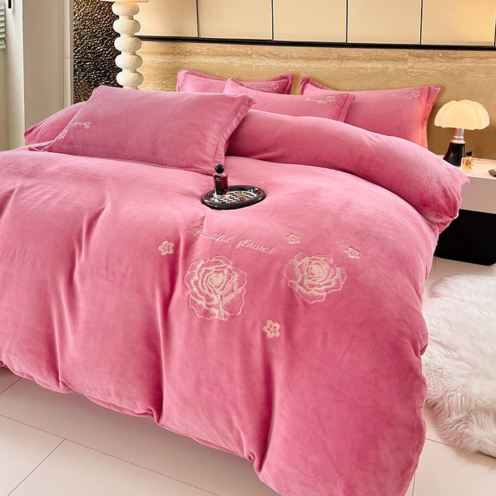 91家纺网 家纺一手货源 找家纺 梦舒羽 2025新款200克刺绣牛奶绒四件套珊瑚绒雪花绒床单款套件 玫瑰花园-粉