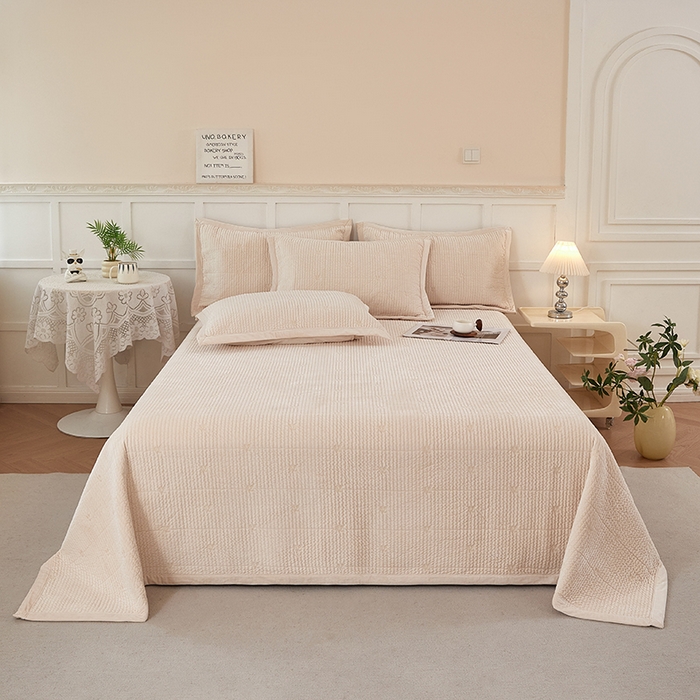 91家纺网 家纺一手货源 找家纺 莎果 2024新款天丝绒刺绣款床盖三件套 樱桃-米白