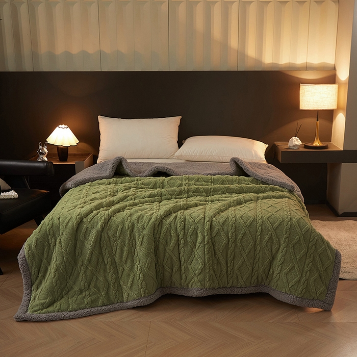 91家纺网 家纺一手货源 找家纺 澳梵家居 2024新款三层夹棉加厚塔肤绒毛毯-场景二 草绿-灰