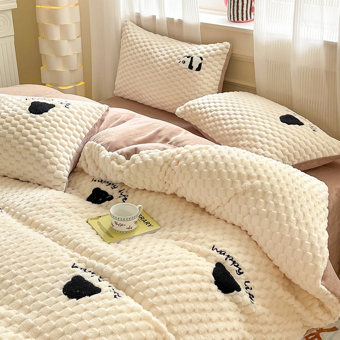 91家纺网 家纺一手货源 找家纺 澳梵家居 2024新款小清新豆豆绒牛奶绒毛巾绣四件套 熊头-卡其