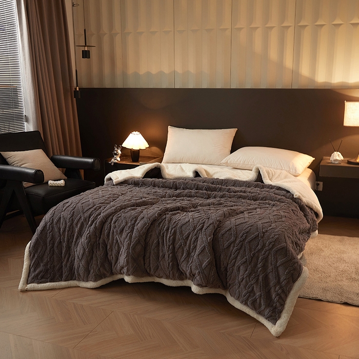 91家纺网 家纺一手货源 找家纺 澳梵家居 2024新款三层夹棉加厚塔肤绒毛毯-场景二 深灰-白