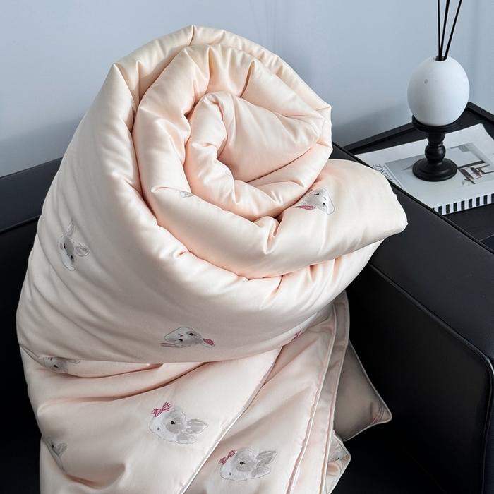 91家纺网 家纺一手货源 找家纺 汇庭 2024新品·雅棉春秋被系列--棚拍 美好小兔