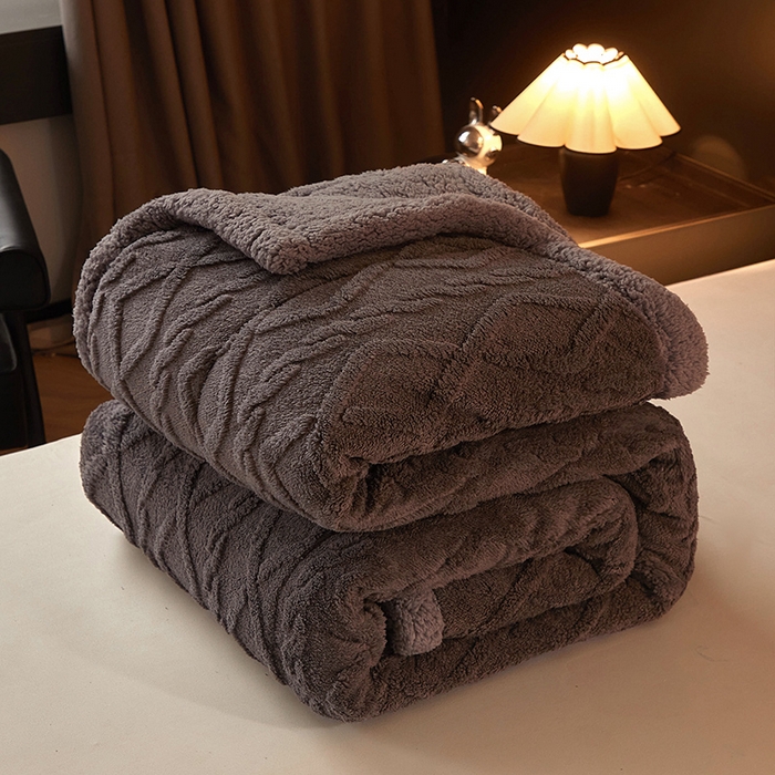 91家纺网 家纺一手货源 找家纺 澳梵家居 2024新款三层夹棉加厚塔肤绒毛毯-场景二 深灰-灰