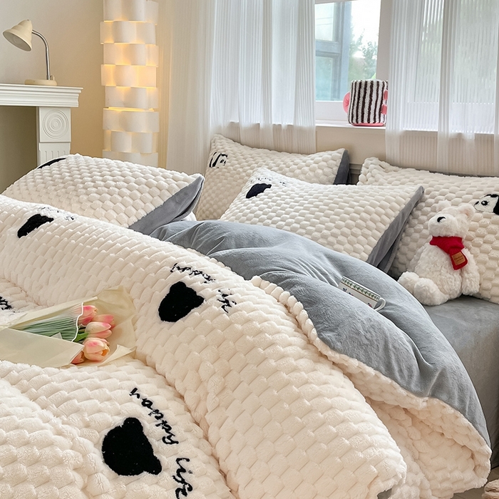 91家纺网 家纺一手货源 找家纺 澳梵家居 2024新款小清新豆豆绒牛奶绒毛巾绣四件套 熊头-灰