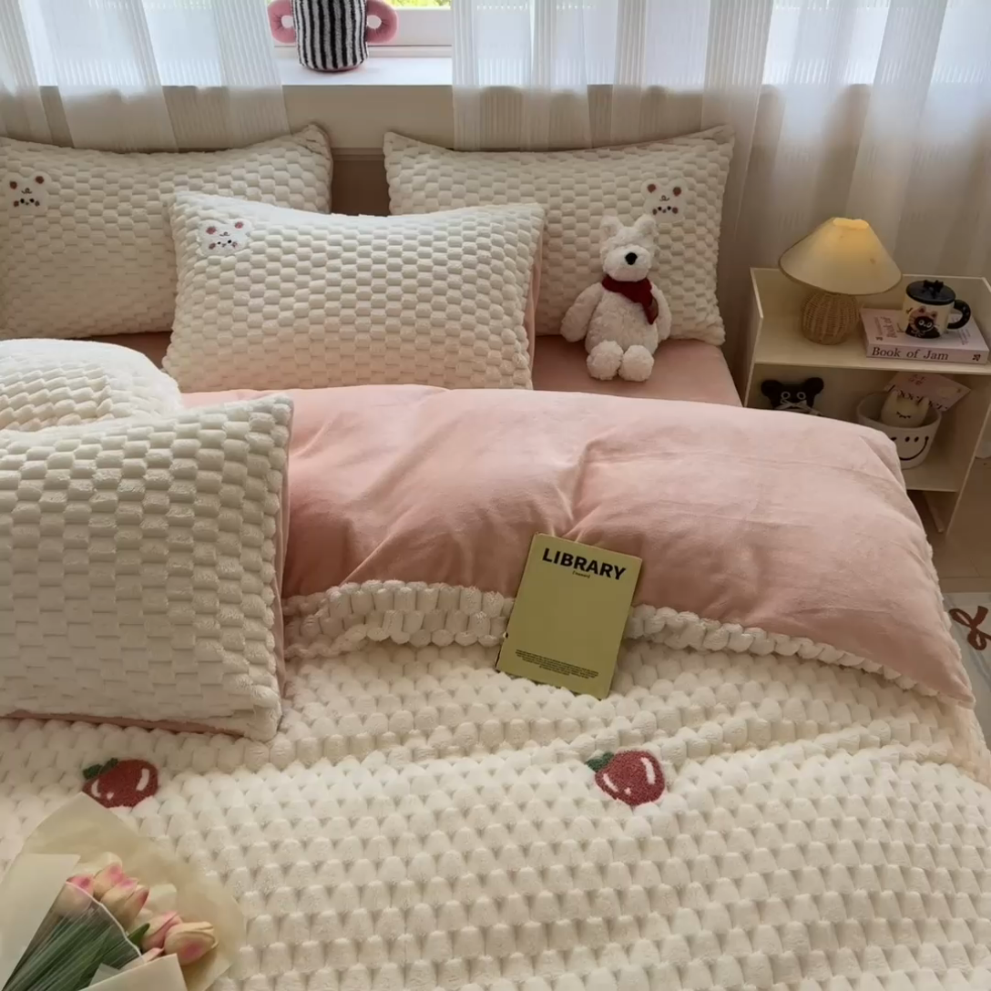 91家纺网 家纺一手货源 找家纺 澳梵家居 2024新款小清新豆豆绒牛奶绒毛巾绣四件套 快乐兔-粉