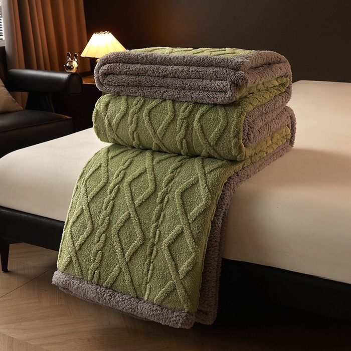 91家纺网 家纺一手货源 找家纺 澳梵家居 2024新款三层夹棉加厚塔肤绒毛毯-场景二 草绿-灰