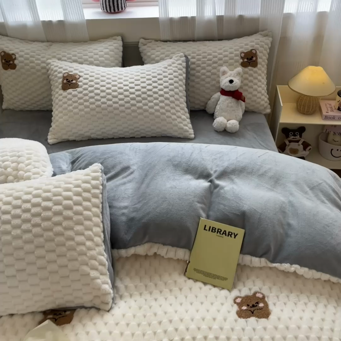 91家纺网 家纺一手货源 找家纺 澳梵家居 2024新款小清新豆豆绒牛奶绒毛巾绣四件套 趴趴熊-灰