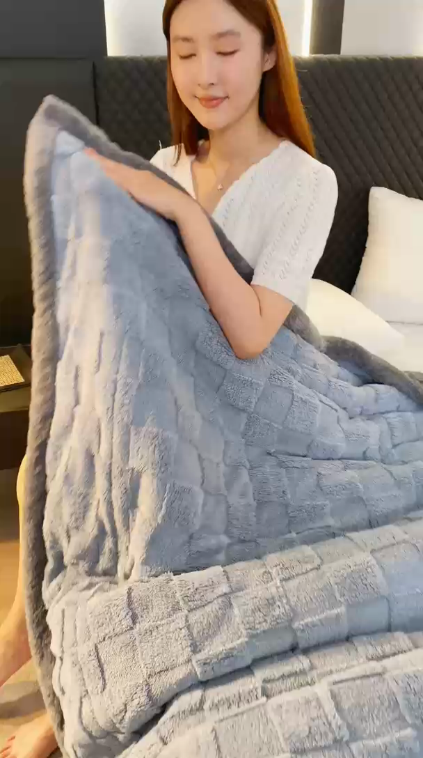 91家纺网 家纺一手货源 找家纺 （总）澳梵家居 2024新款三层夹棉加厚塔肤绒毛毯-场景二