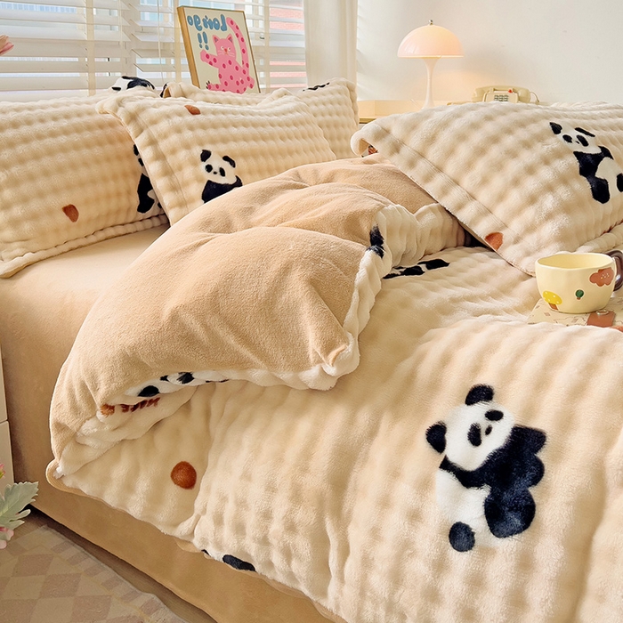 91家纺网 家纺一手货源 找家纺 宜家坊 2024新款牛奶绒泡泡印花四件套系列二 熊猫点点-咖