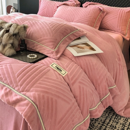 91家纺网 家纺一手货源 找家纺 首尔家纺 2024新款雕花牛奶绒律动系列四件套 律动-红豆沙