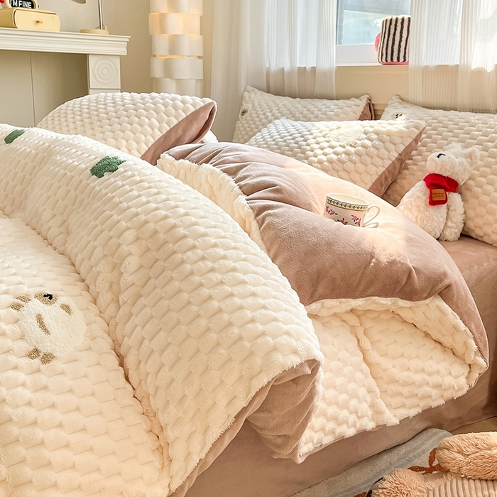 91家纺网 家纺一手货源 找家纺 澳梵家居 2024新款小清新豆豆绒牛奶绒毛巾绣四件套 小羊快跑-卡其