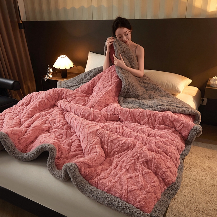 91家纺网 家纺一手货源 找家纺 澳梵家居 2024新款三层夹棉加厚塔肤绒毛毯-场景二 苏梅-灰