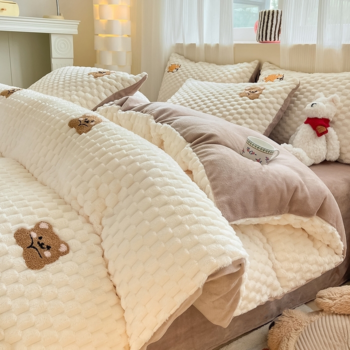 91家纺网 家纺一手货源 找家纺 澳梵家居 2024新款小清新豆豆绒牛奶绒毛巾绣四件套 趴趴熊-卡其